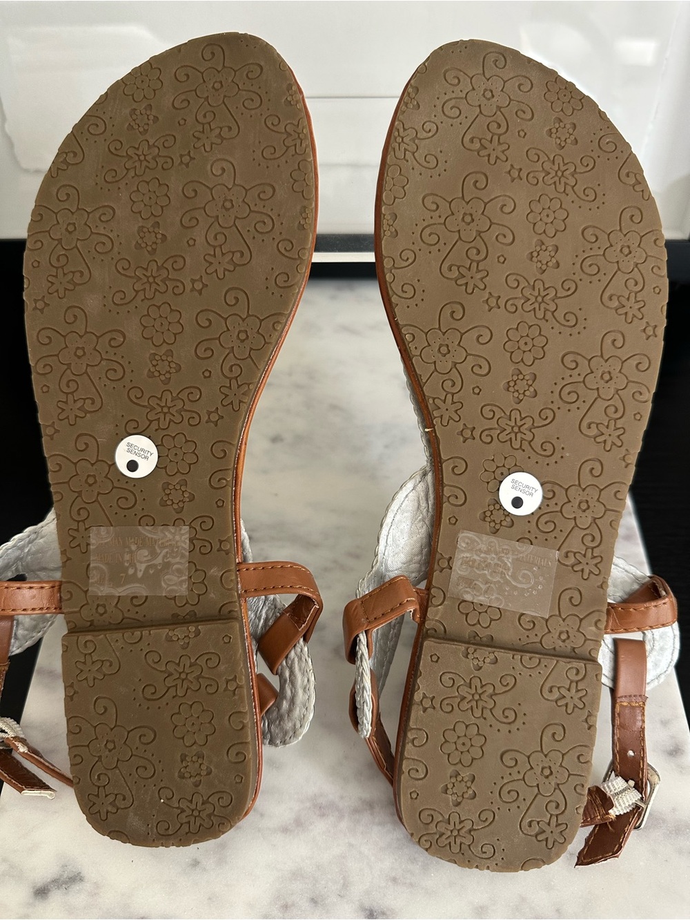NWOT Charlotte Russe Silver Braided T-Strap Sandals with Brown Footbed - Picture 2 of 2